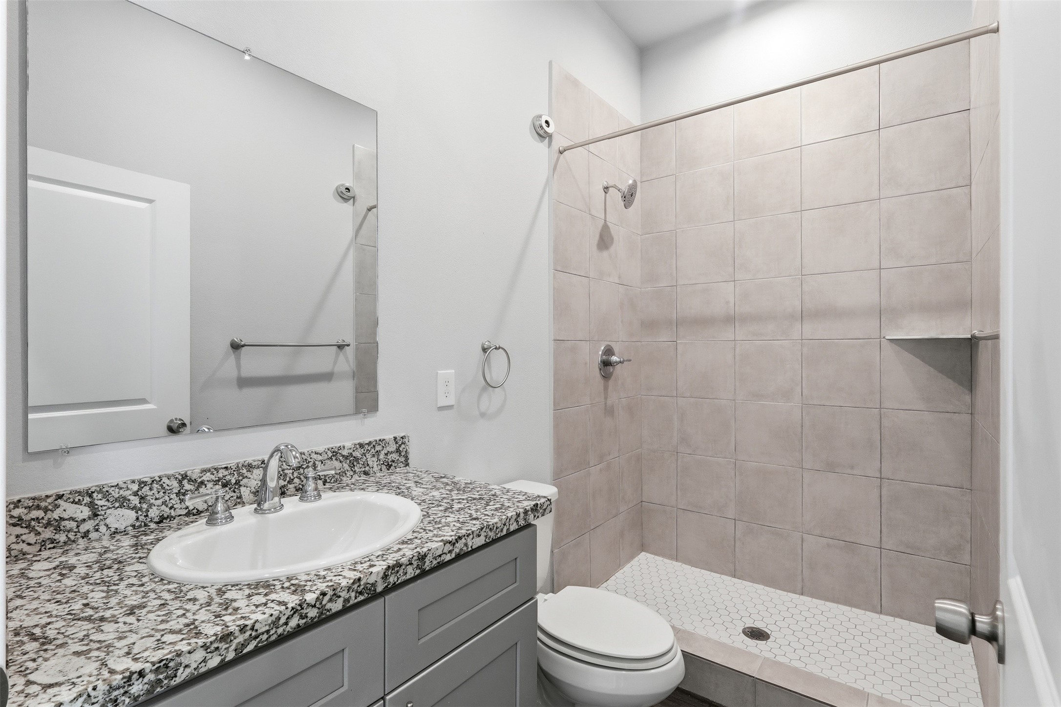 4937 Ambient Dr Spring Spring, TX 77379 - Photo 9 of 16 2nd floor full bathroom