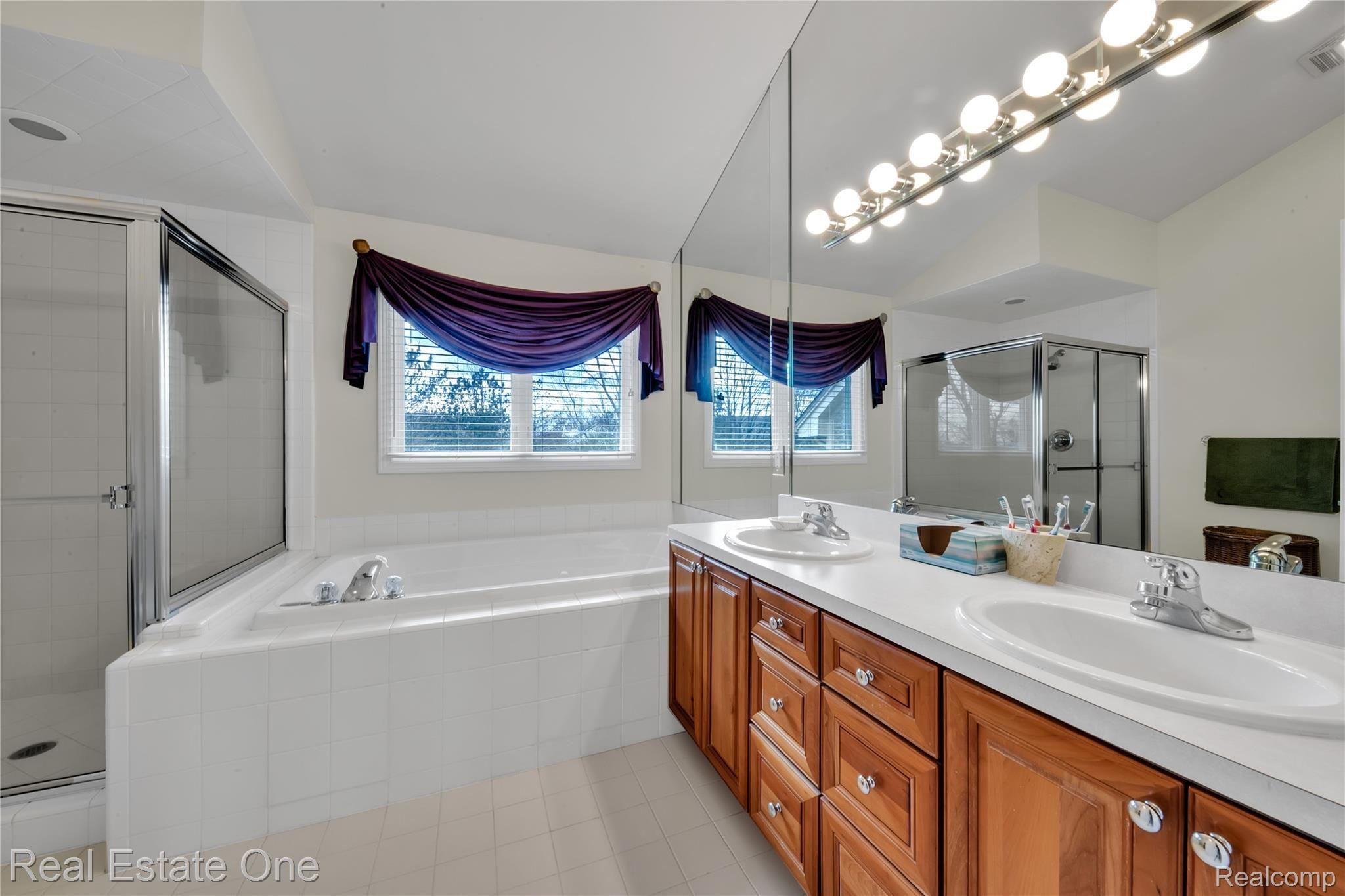 4060 Plum Lane Rochester, MI 48306 - Photo 17 of 35 MASTER BATH.jpg
