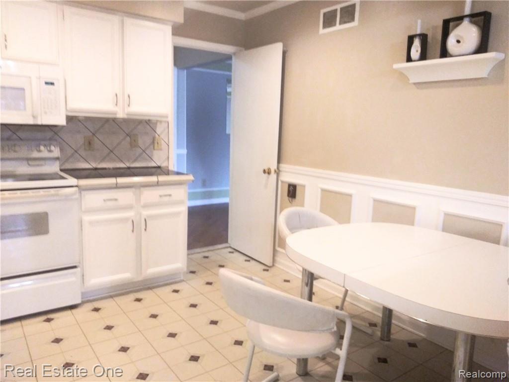 29656 Middlebelt Road, Unit 2403 Farmington, MI 48334 - Photo 3 of 12