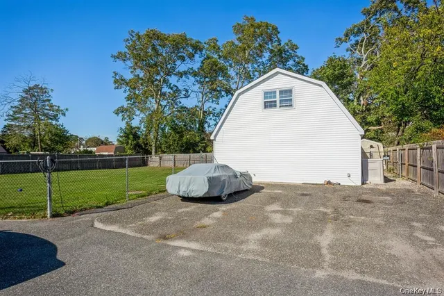 a view of a house with backyard and trees