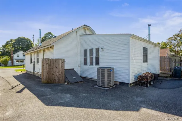 a view of a house with backyard