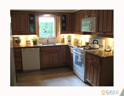 24 Dundee Road Kendall Park, NJ 08824 - Photo 3 of 10 Gallery Image 3