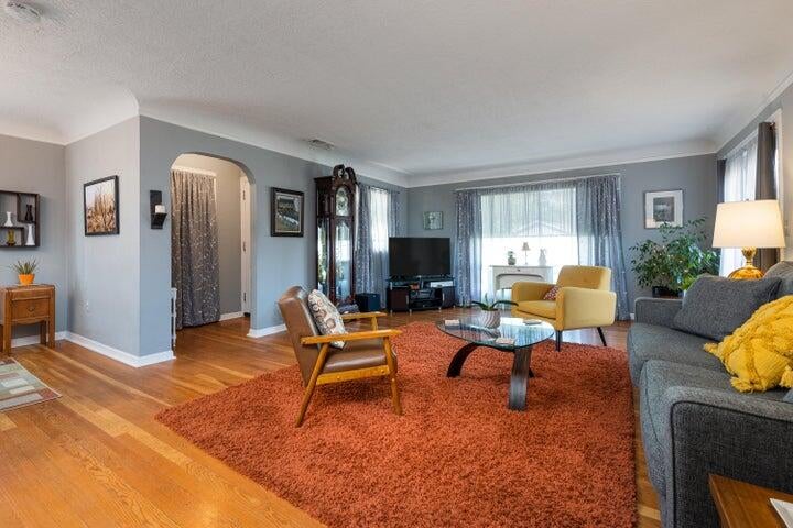 656 Southwest 13th Street Redmond, OR 97756 - Photo 6 of 27 4