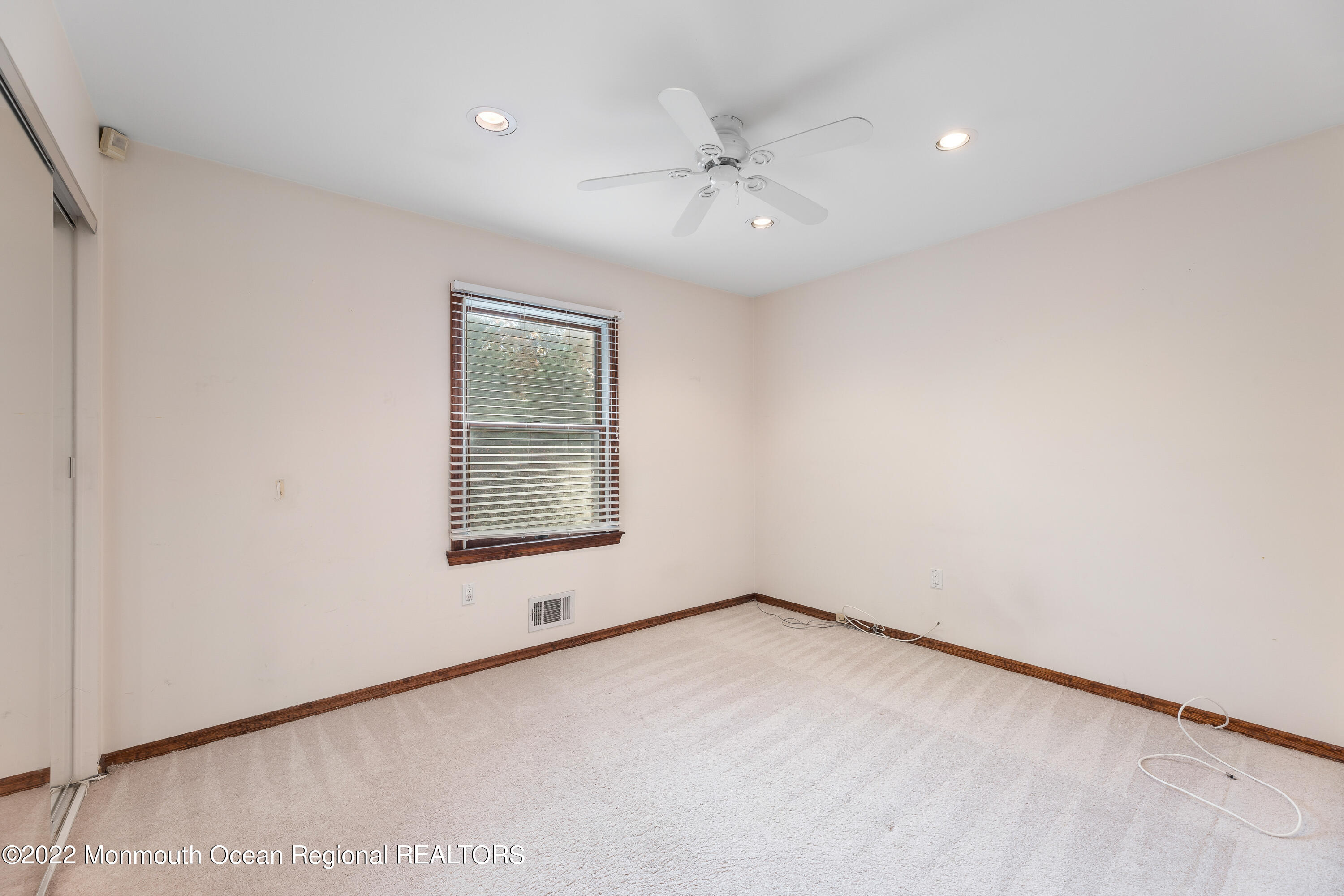 401 Leesville Road Jackson, NJ 08527 - Photo 18 of 25 an empty room with a window