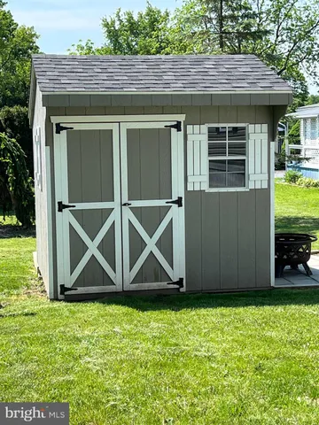 a view of a backyard space