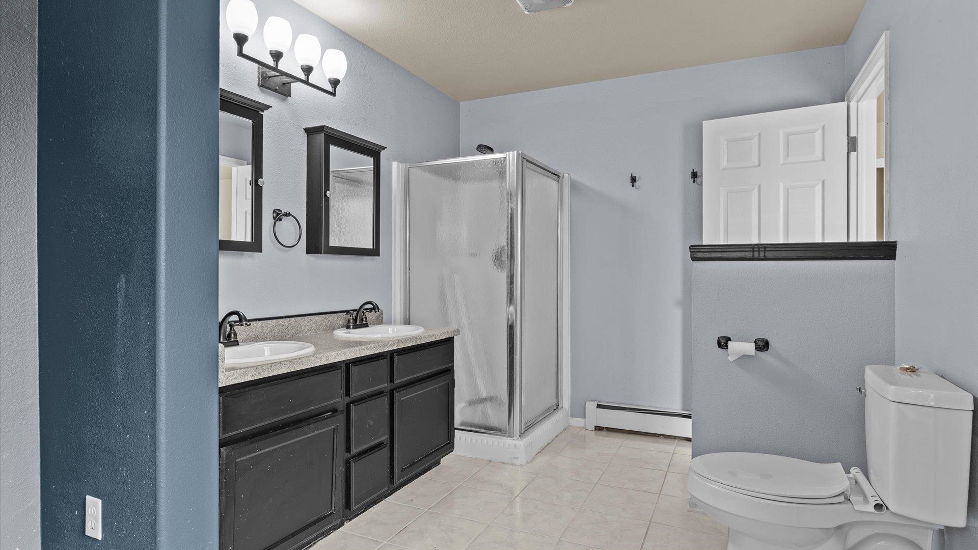 1195-17 1/2 North 1/2 Road Fruita, CO 81521 - Photo 23 of 33 a bathroom with a sink toilet double vanity and tub