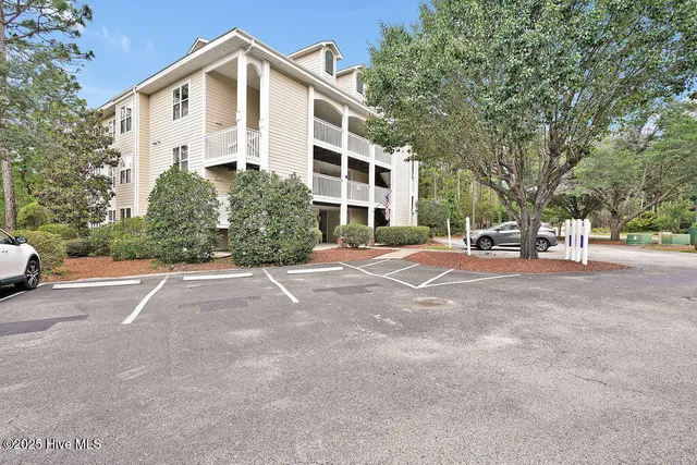 $304,500 | 3350 Club Villas Drive, Unit 105, Southport, NC 28461