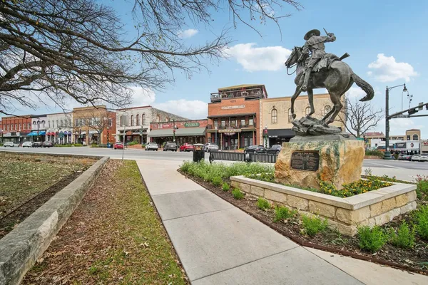 a view of a sign board with yard