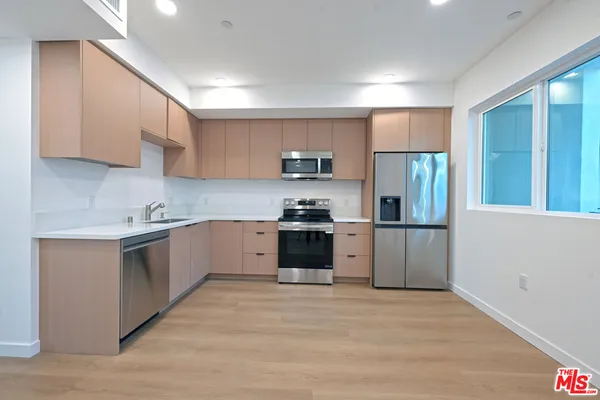 $2,999 | 14606 Sylvan Street, Unit 503, Van Nuys, CA 91411