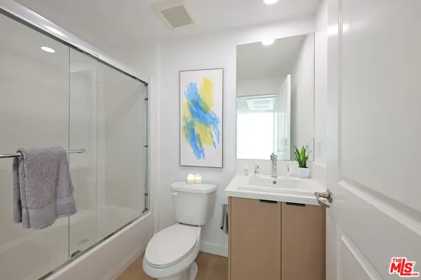 $2,999 | 14606 Sylvan Street, Unit 503, Van Nuys, CA 91411