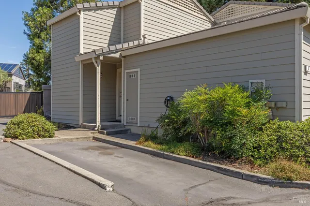 $1,695,000 | 6-8 Burgundy Way, Yountville, CA 94599