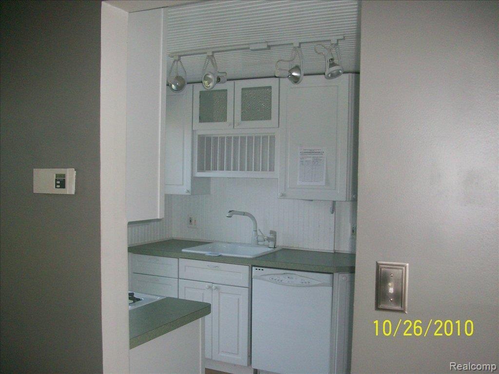 1634 Graefield Road, Unit 77 Birmingham, MI 48009 - Photo 3 of 11 KITCHEN