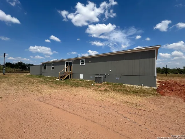 $299,500 | 1192 County Road 329, Floresville, TX 78114