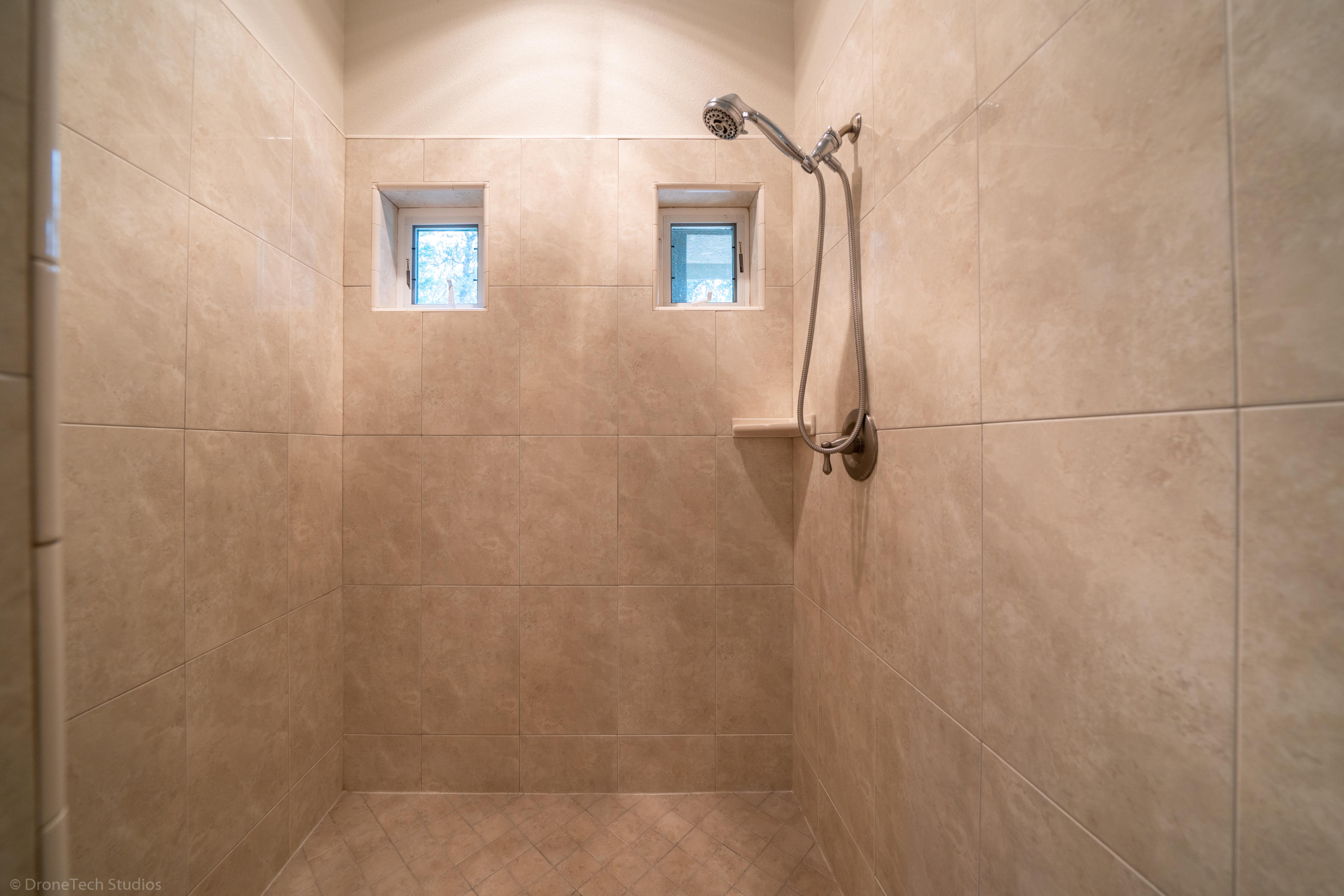 13198 Tierra Heights Road Redding, CA 96003 - Photo 47 of 102 Large Walkin Shower