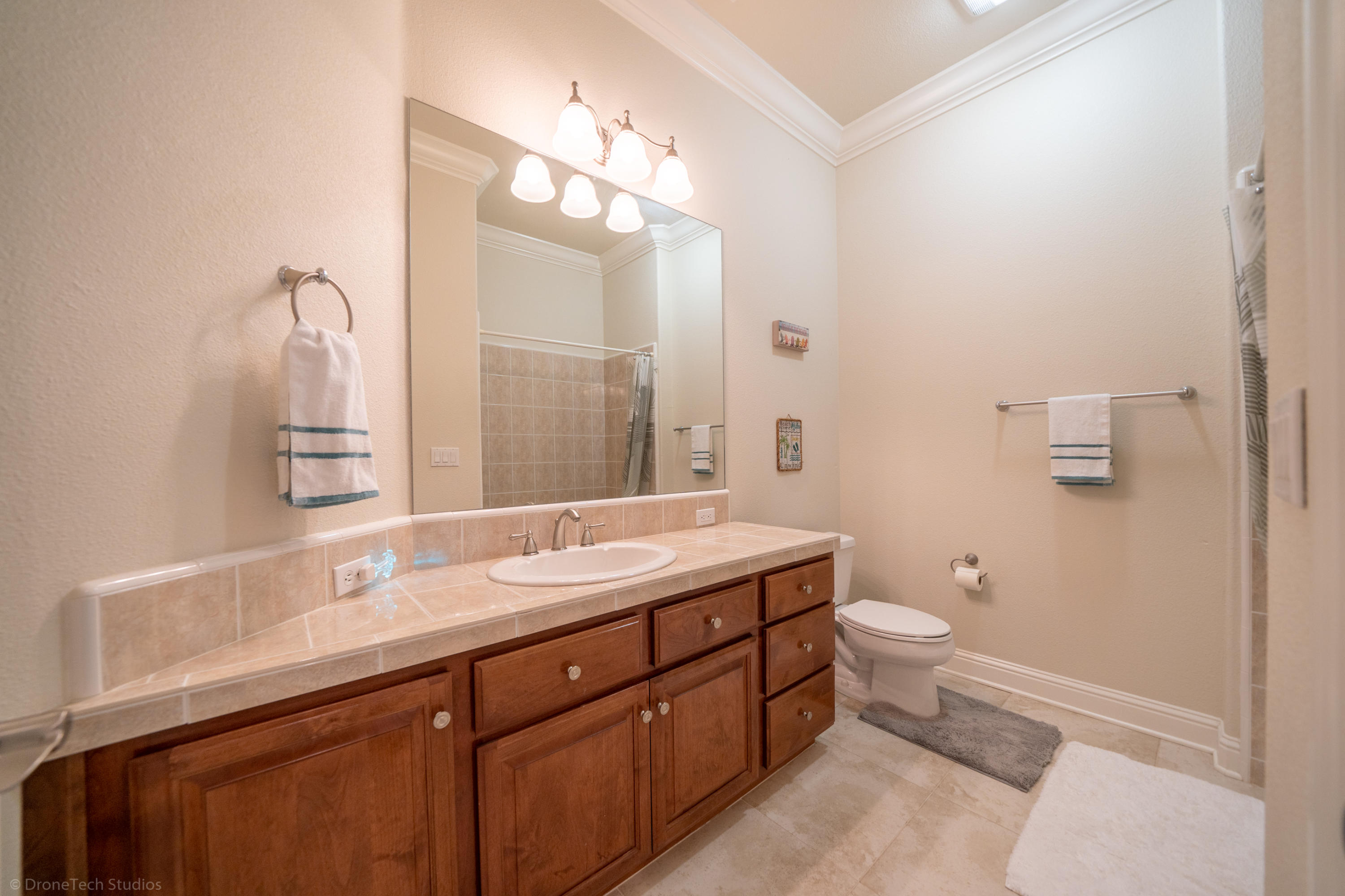 13198 Tierra Heights Road Redding, CA 96003 - Photo 52 of 102 Guest Bathroom