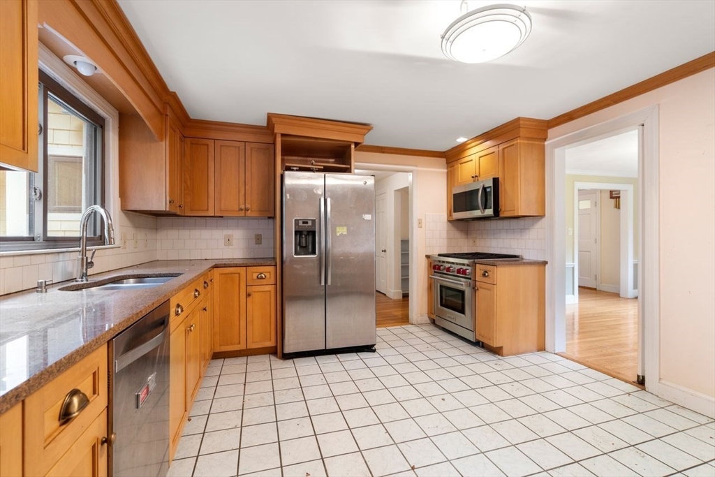 65 Kirkstall Road Newton, MA 02460 - Photo 3 of 42