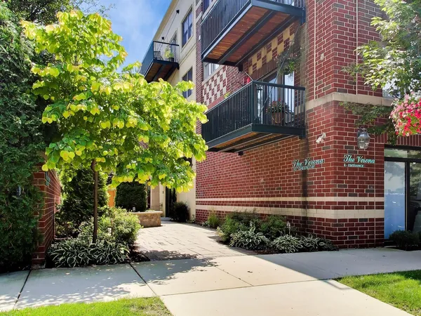 $475,000 | 1107 Greenleaf Avenue, Unit 2I, Wilmette, IL 60091