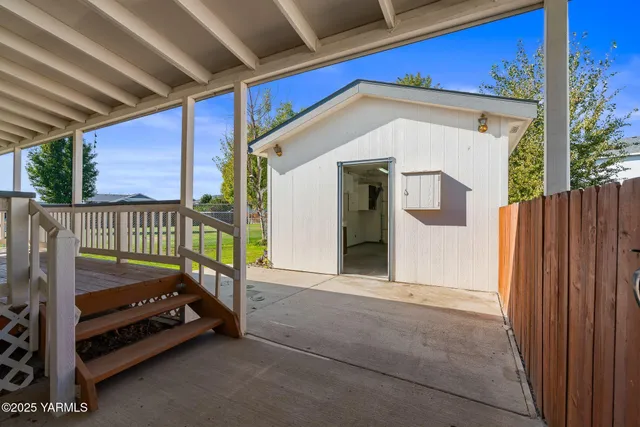 a view of a house with backyard