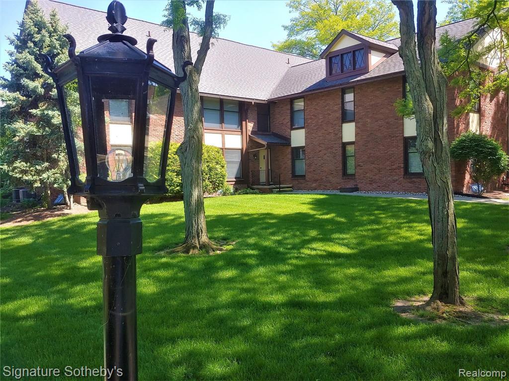 1750 Vernier Road, Unit 5 Grosse Pointe Woods, MI 48236 - Photo 3 of 33