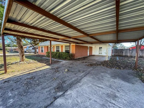 a view of a house with a backyard