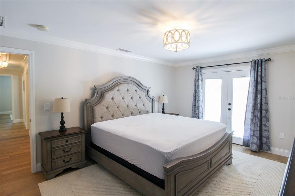 691 Russell Street Longboat Key, FL 34228 - Photo 19 of 38