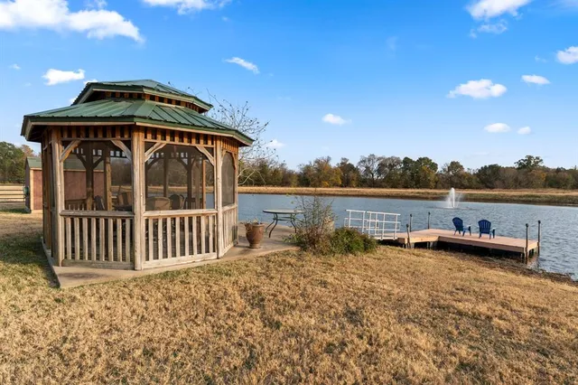 an aerial view of a tennis ground