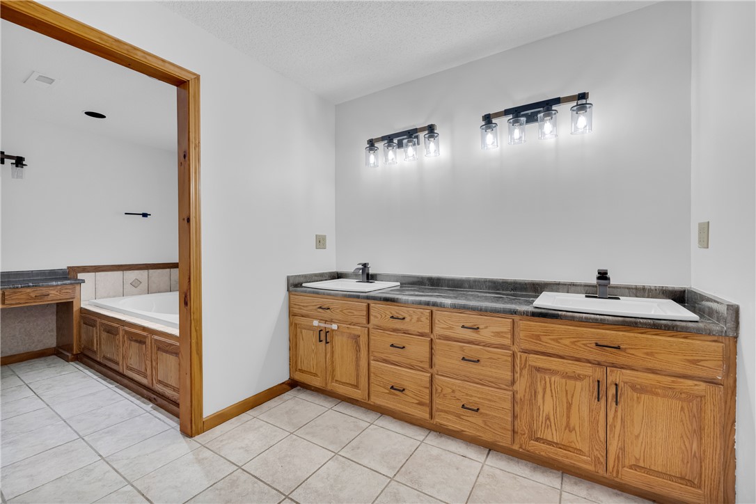 932 Bay Ridge Drive Salem, SC 29676 - Photo 25 of 48 Master Bathroom