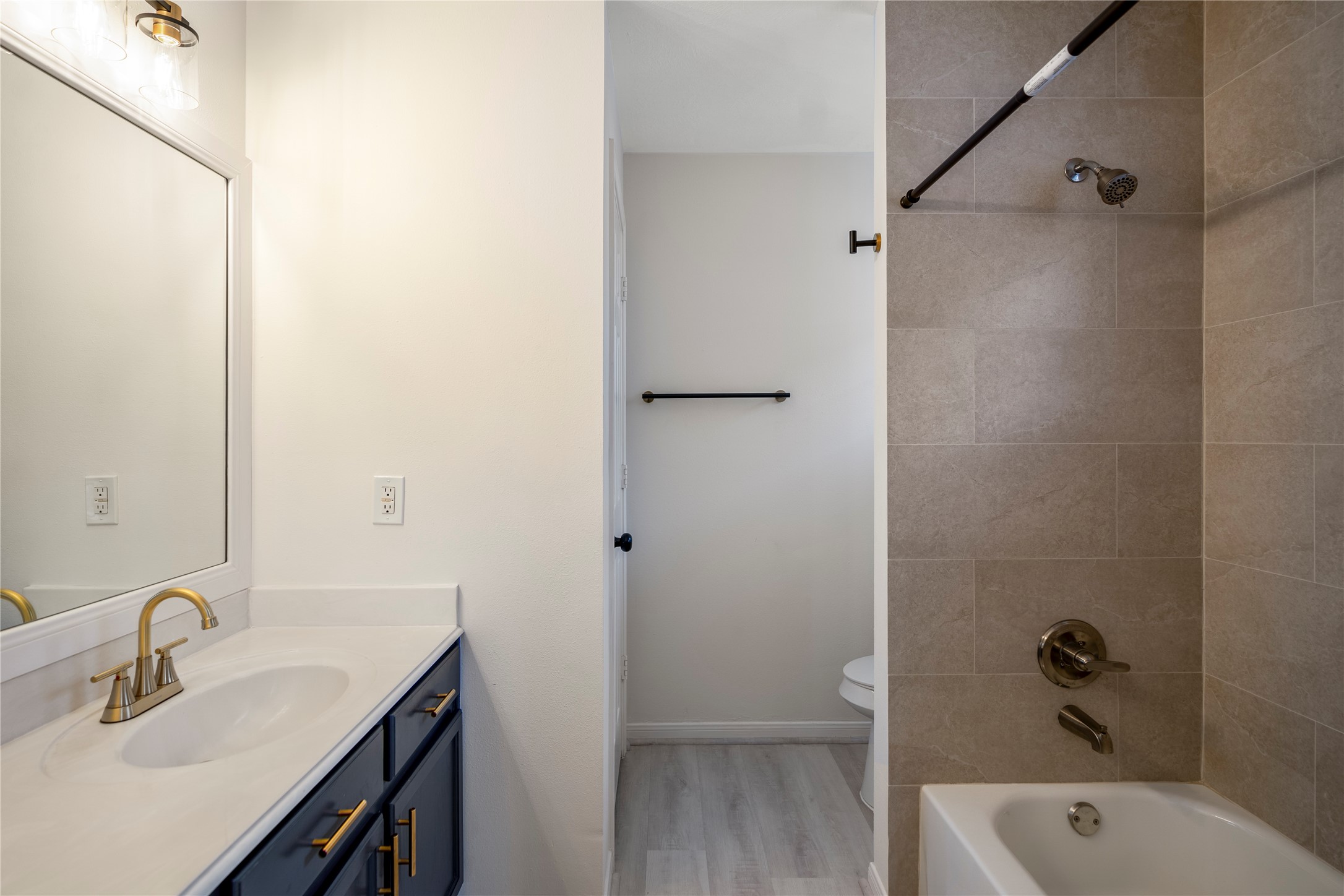 11735 Alief Clodine Road, Unit 20 Houston, TX 77072 - Photo 22 of 33 a bathroom with a sink and a tub