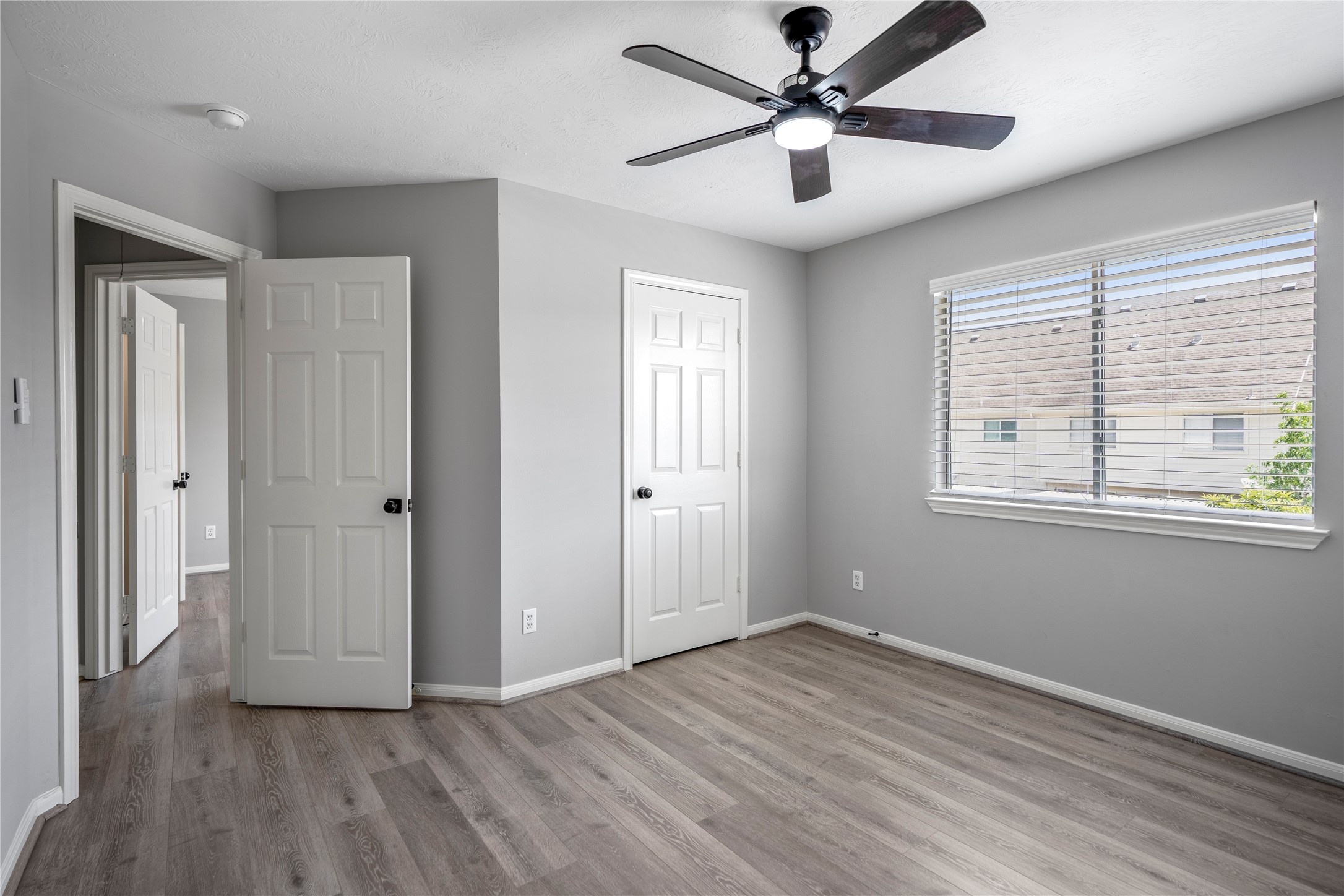 11735 Alief Clodine Road, Unit 20 Houston, TX 77072 - Photo 26 of 33 a view of a livingroom with a ceiling fan and window