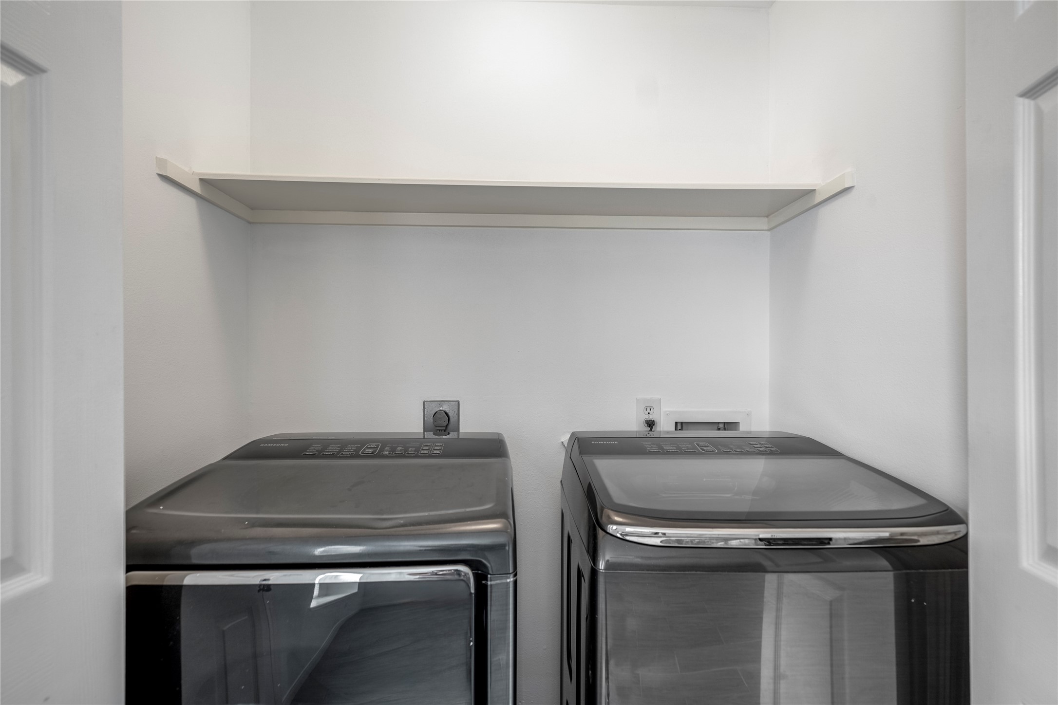 11735 Alief Clodine Road, Unit 20 Houston, TX 77072 - Photo 30 of 33 a close view of livingroom with washer and dryer