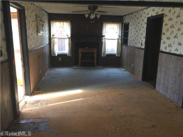 4111 Jackson Creek Road Denton, NC 27239 - Photo 5 of 9 Den/Family/Great Room.