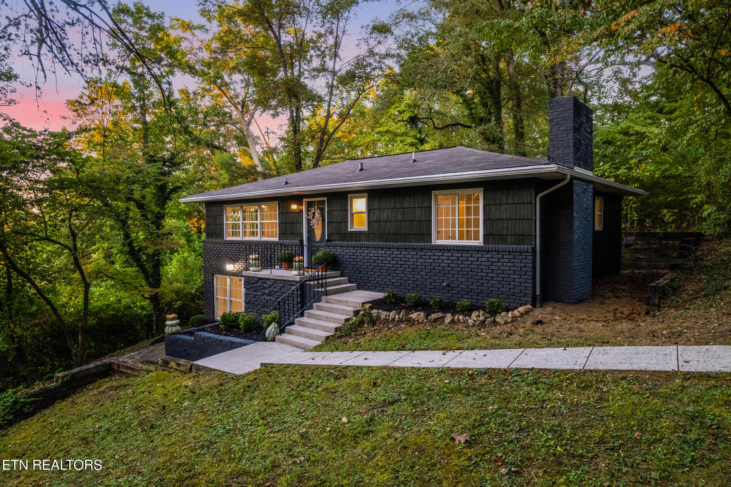 422 Overhill Road Knoxville, TN 37914 - Photo 1 of 32 4_004