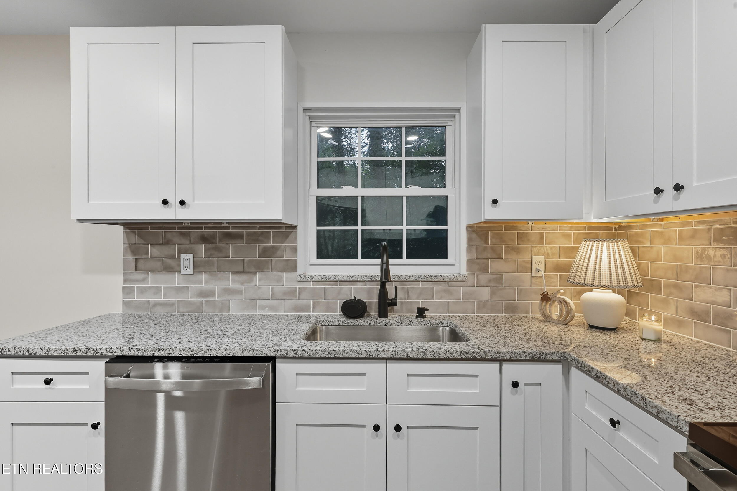 422 Overhill Road Knoxville, TN 37914 - Photo 14 of 32 24_0023