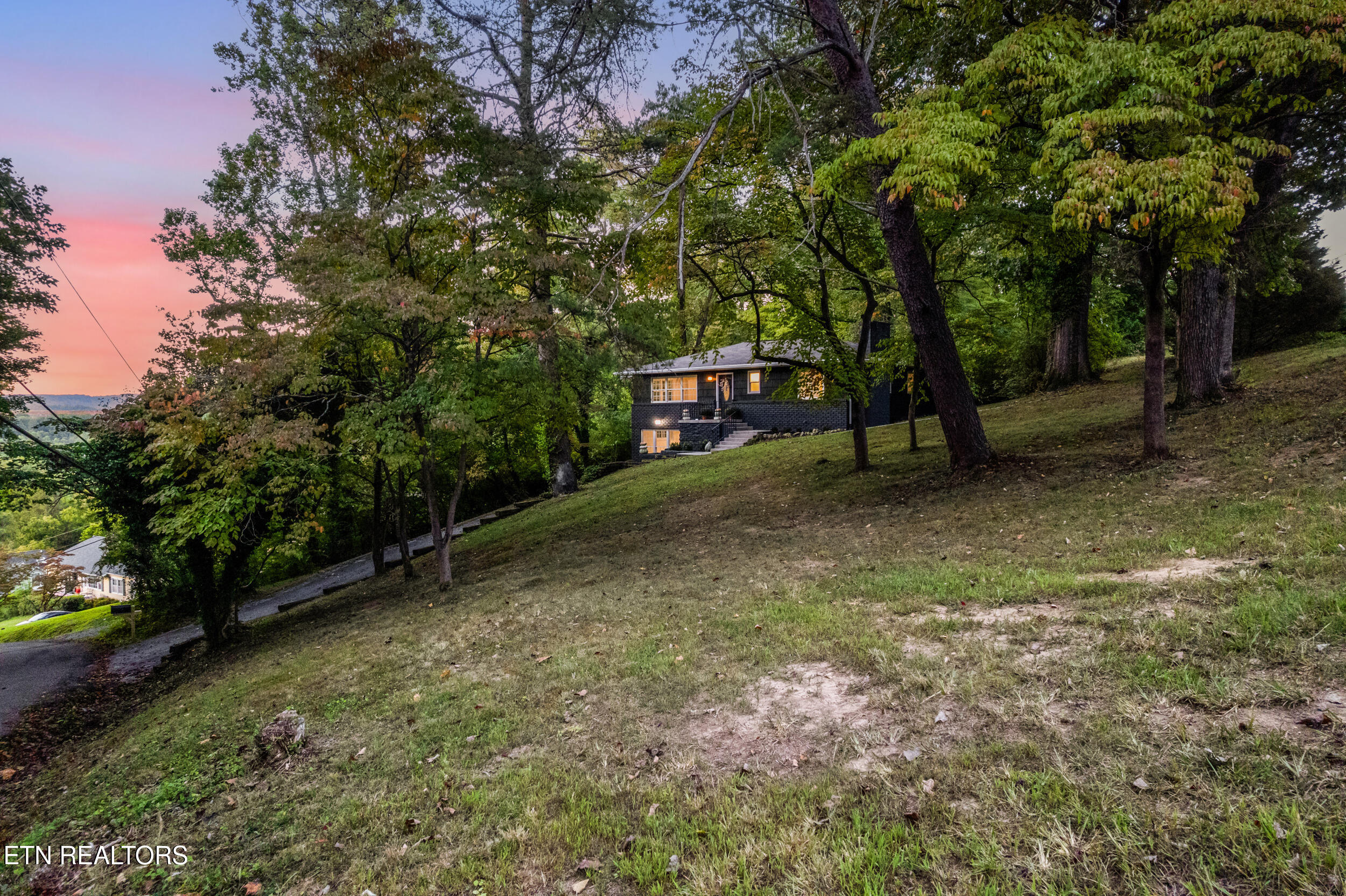 422 Overhill Road Knoxville, TN 37914 - Photo 2 of 32 6_006