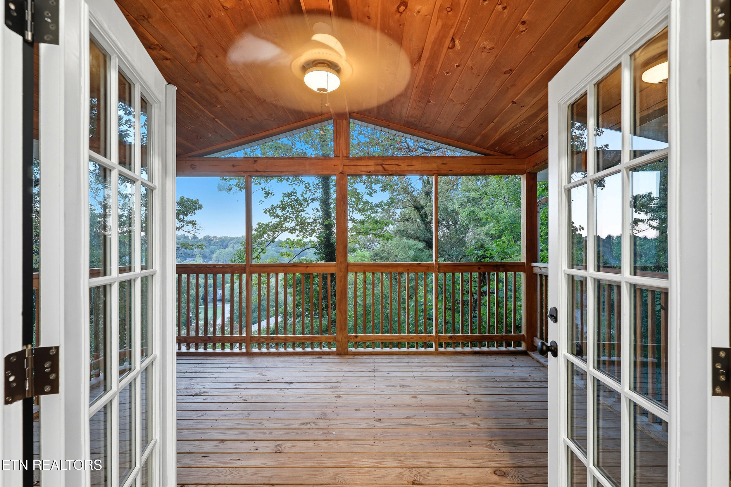 422 Overhill Road Knoxville, TN 37914 - Photo 3 of 32 25_0024