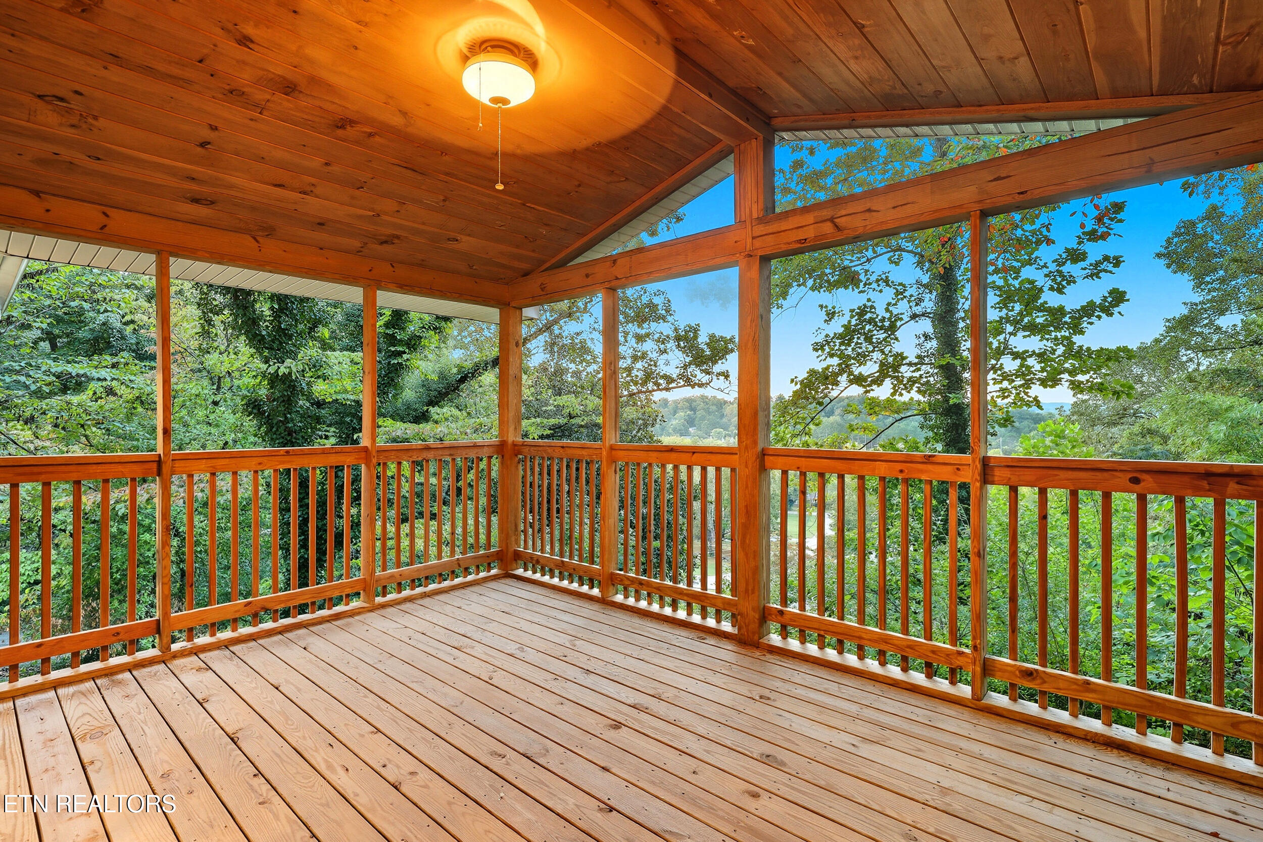 422 Overhill Road Knoxville, TN 37914 - Photo 4 of 32 26_0025