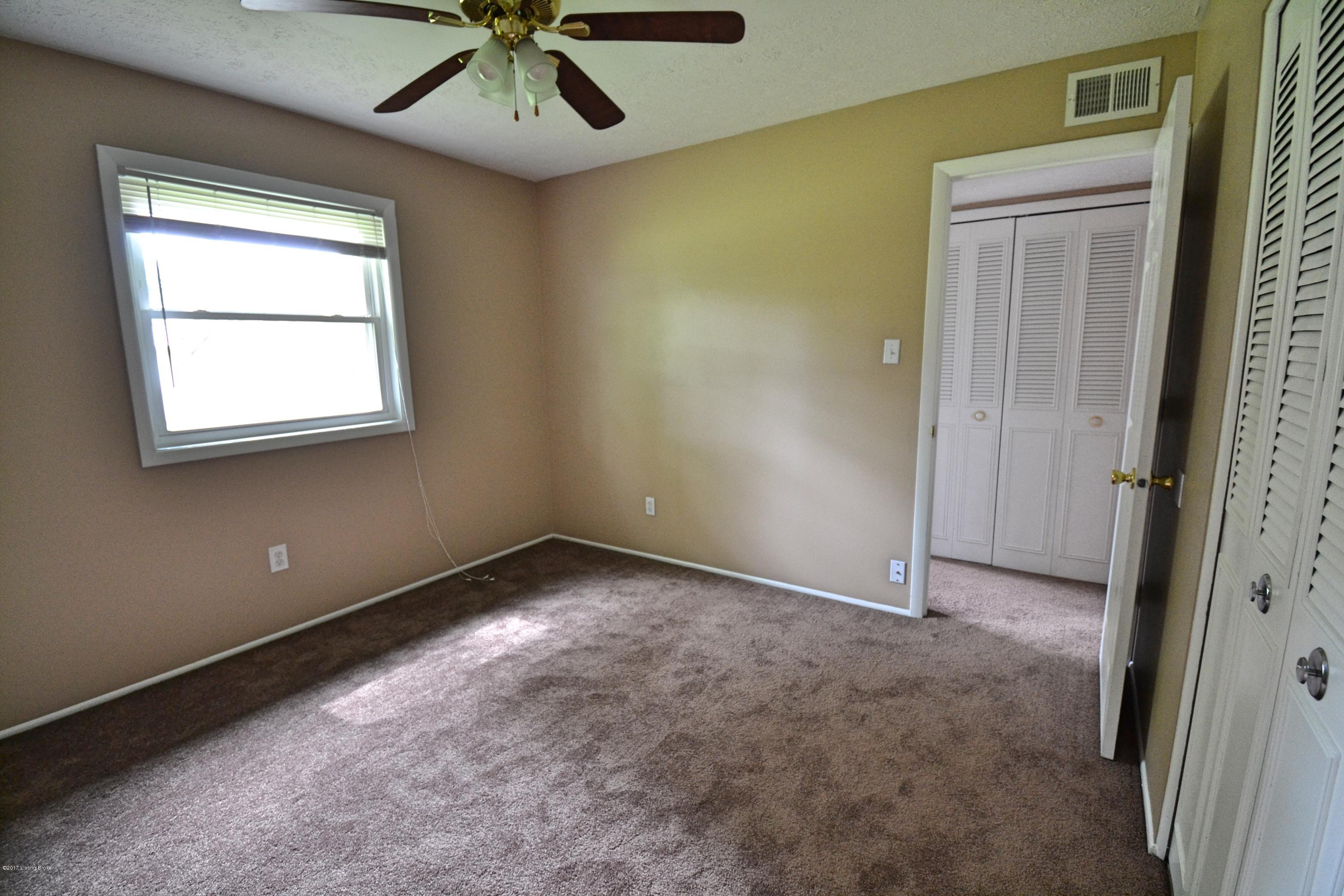 394 Beechland Road Louisville, KY 40229 - Photo 12 of 21 DSC_0487