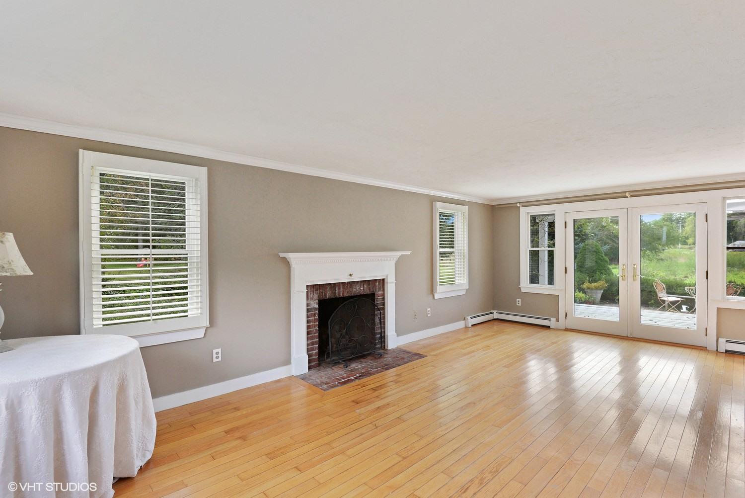 33 Captain Murphys Way Barnstable, MA 02630 - Photo 2 of 15 02_33captainMurphysWay_1_LivingRoom_MLSu
