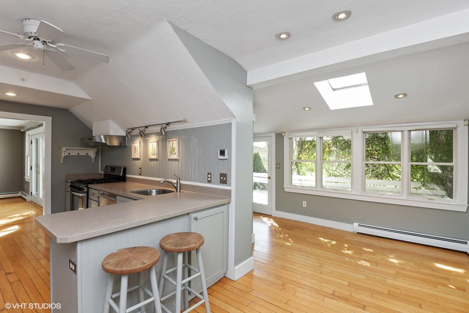 33 Captain Murphys Way Barnstable, MA 02630 - Photo 5 of 15 05_33captainMurphysWay_92_KitchenDiningR