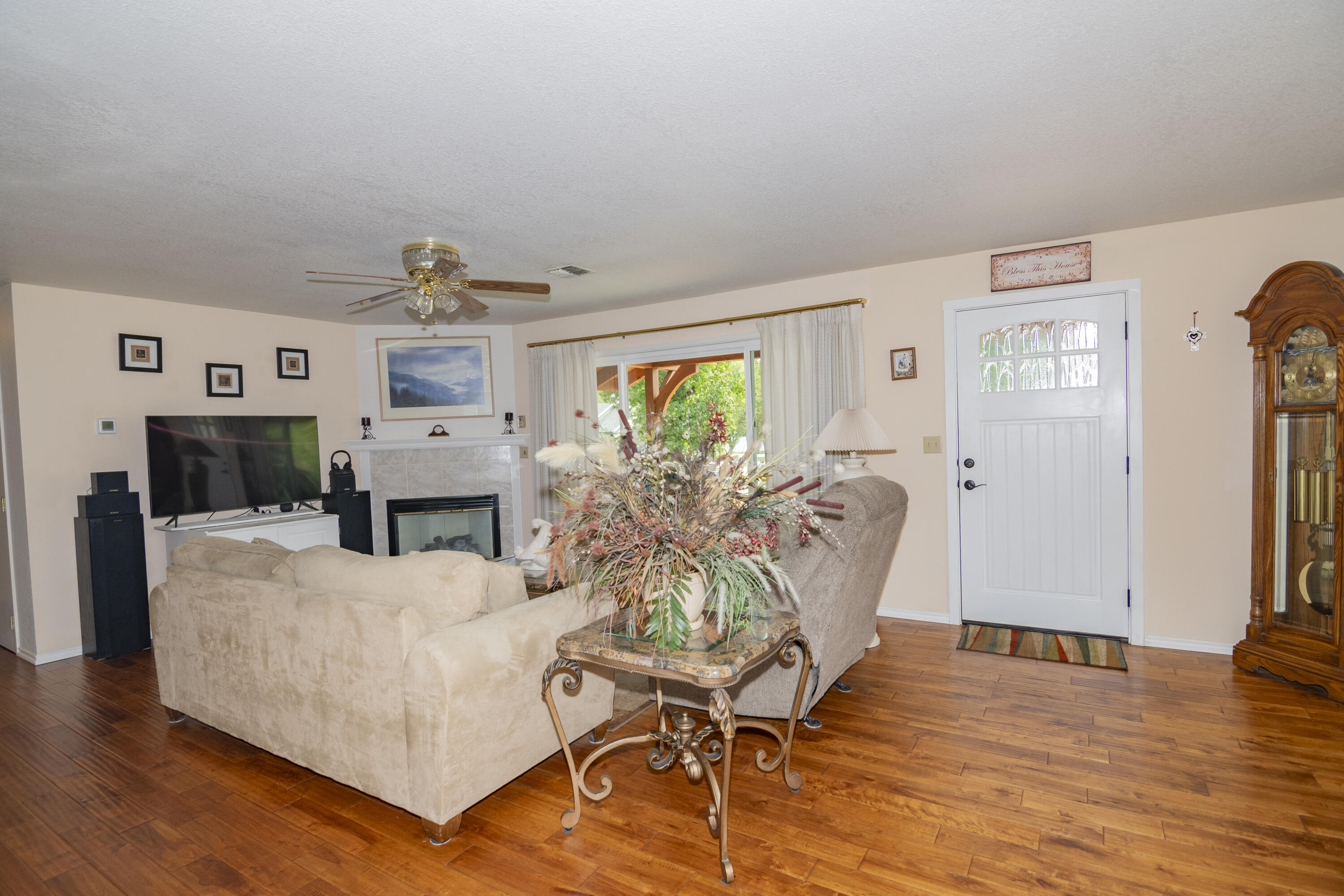 1728 Minear Road Medford, OR 97501 - Photo 6 of 68 Living