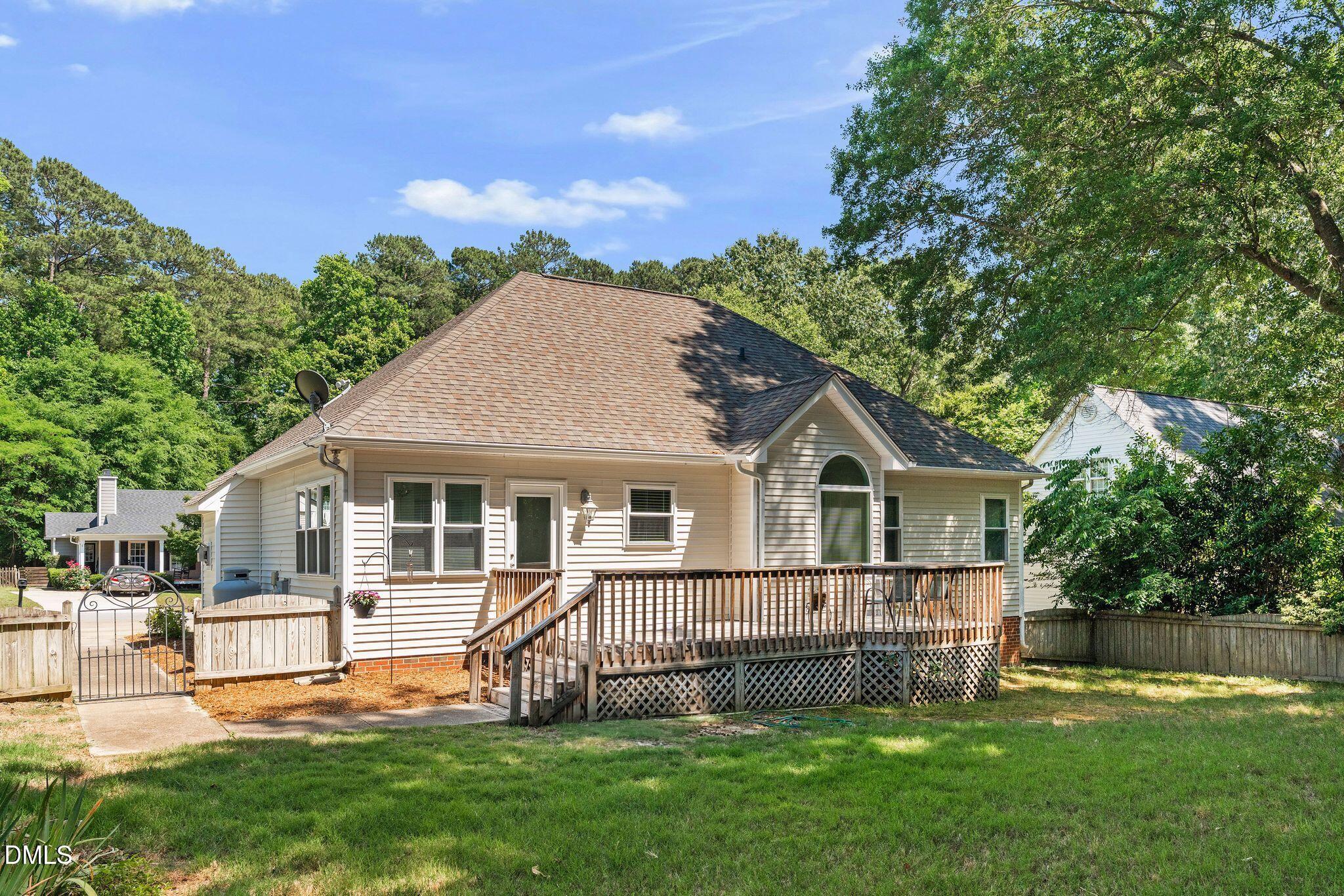 2733 Glastonbury Road Apex, NC 27539 - Photo 24 of 35 16_DSC05231
