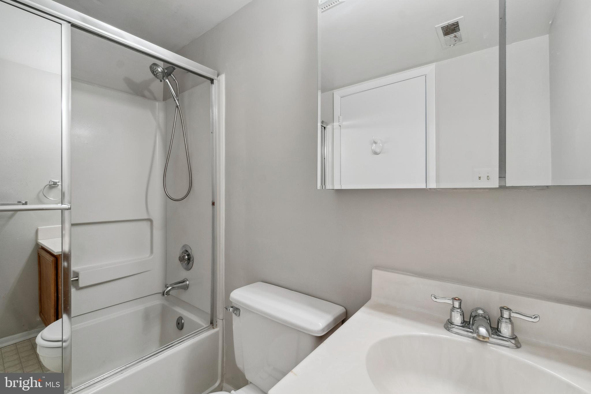 1003 Spring Gate Road, Unit 2B Catonsville, MD 21228 - Photo 25 of 27 Bathroom inside bedroom 1