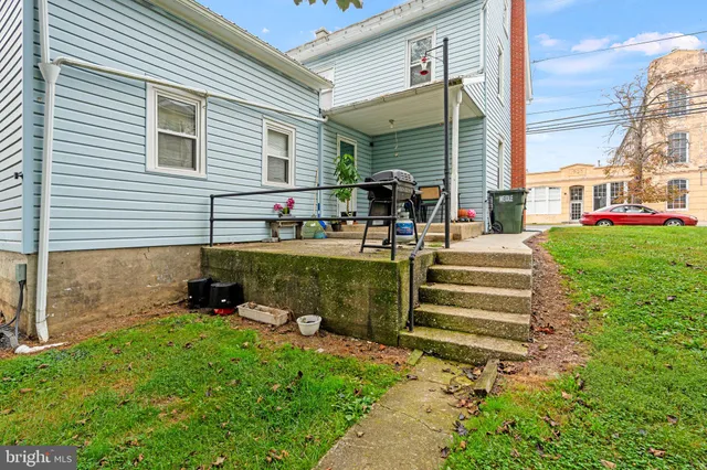 a view of a house with backyard and sitting area