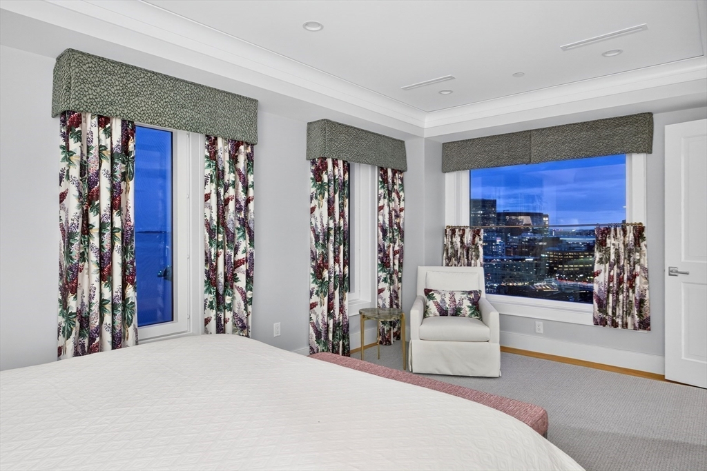 10 Rowes Wharf, Unit PH4 Boston, MA 02110 - Photo 26 of 42 a bedroom with a large bed and a window