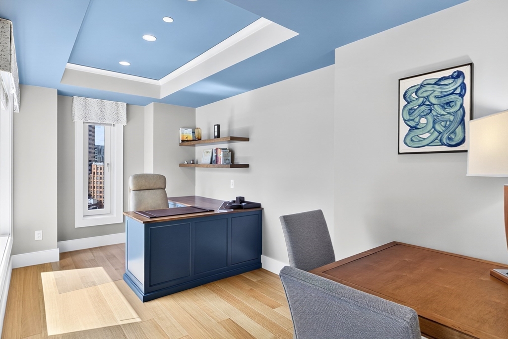 10 Rowes Wharf, Unit PH4 Boston, MA 02110 - Photo 30 of 42 a workspace with furniture and window