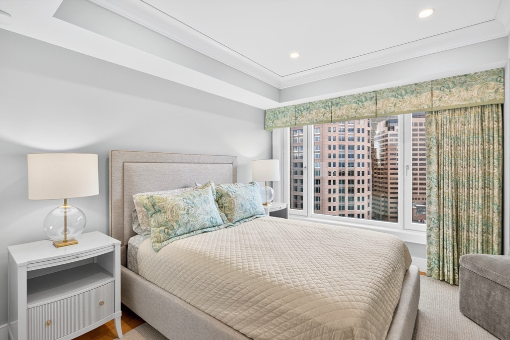 10 Rowes Wharf, Unit PH4 Boston, MA 02110 - Photo 32 of 42 a bedroom with a bed and a lamp