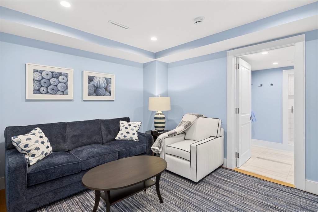 10 Rowes Wharf, Unit PH4 Boston, MA 02110 - Photo 35 of 42 a living room with furniture and a window
