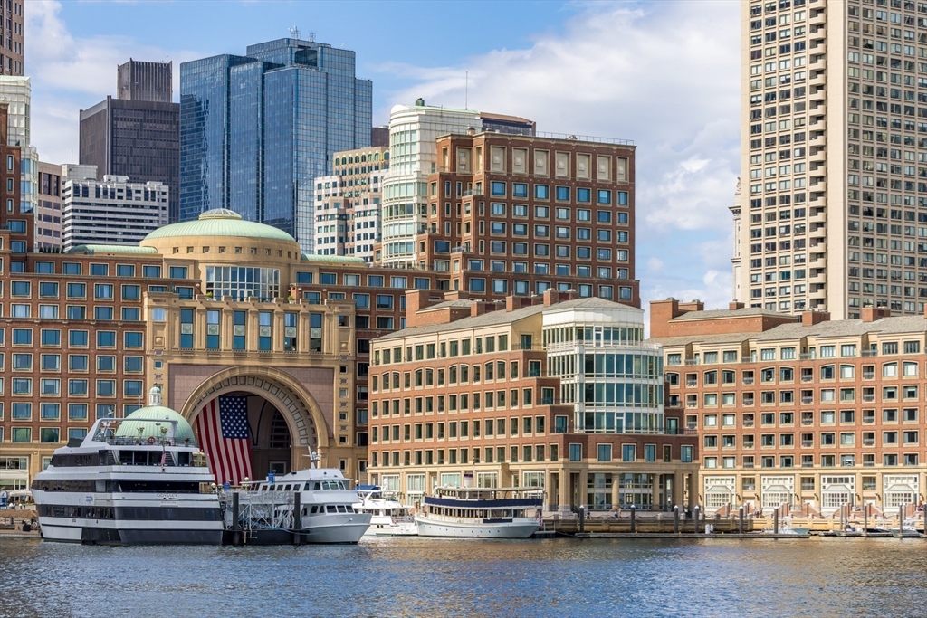 10 Rowes Wharf, Unit PH4 Boston, MA 02110 - Photo 4 of 42 a view of a large building