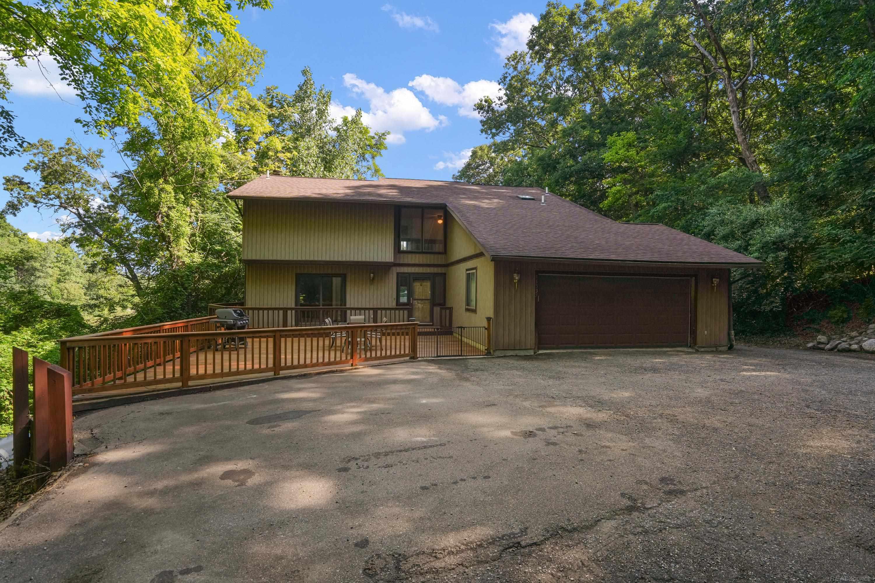 11535 Longden Pinckney, MI 48169 - Photo 2 of 75 50214482-25d76290-5bc7-43bf-bd82-f7744562e765.JPG