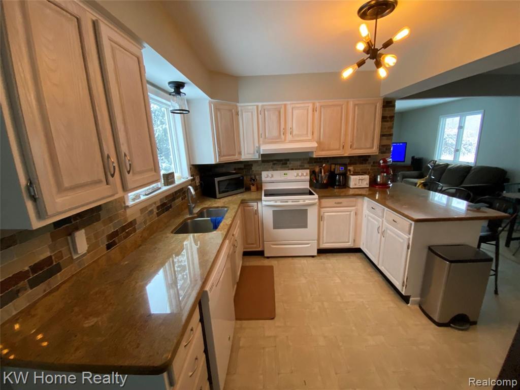 25422 Farmbrook Road Southfield, MI 48034 - Photo 7 of 29